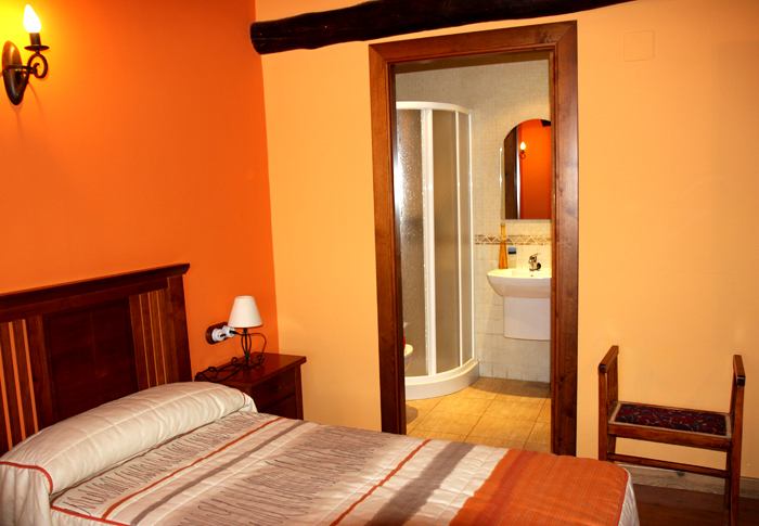 casa-rural-milagro-habitacion_naranja