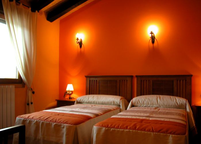 casa-rural-milagro-habitacion_naranja_3