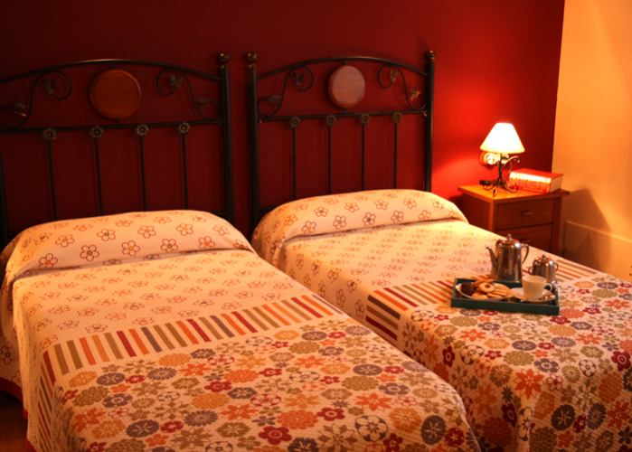 casa-rural-milagro-habitacion_roja_camas