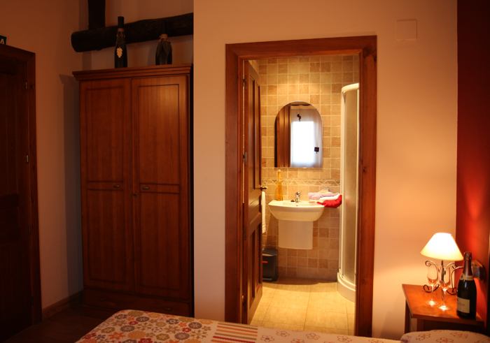 casa-rural-milagro-habitacion_roja_puerta_bano